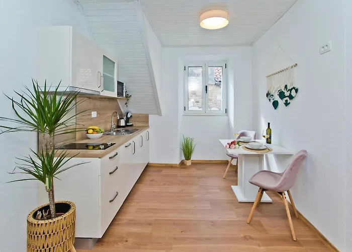 *beautiful, Centrally Located Apartment*