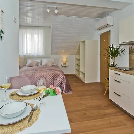 *beautiful, Centrally Located Apartment*