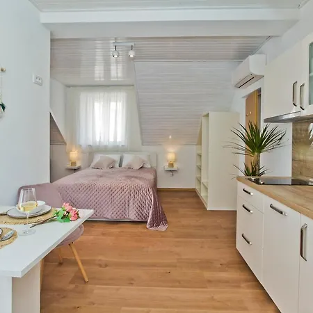 *beautiful, Centrally Located Apartment* Lejlighed