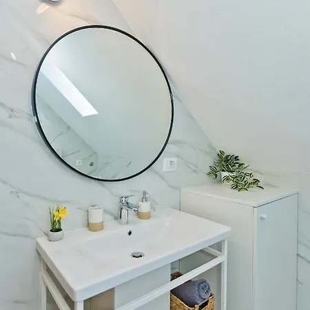 *beautiful, Centrally Located Apartment* * フヴァル
